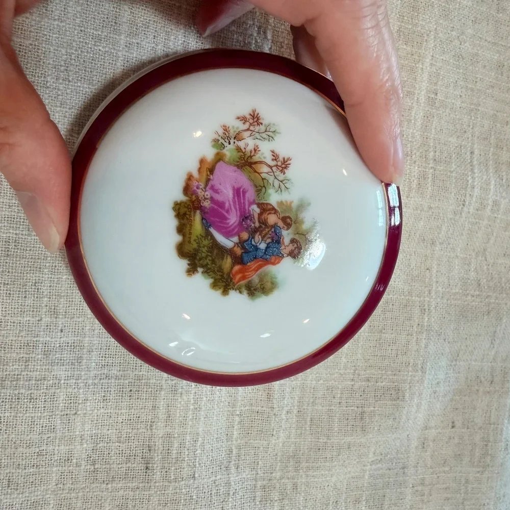 Giraud Limoges France Fragonard Courting Couple Trinket‎ Box Burgundy Gold 3in